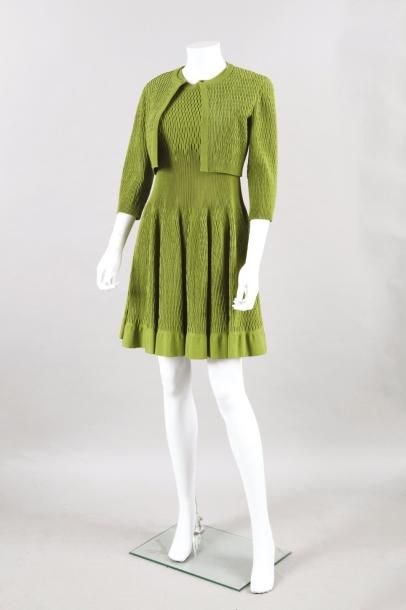 ALAÏA Ensemble en maille smockée vert chartreuse, composé d'une robe sans manche...