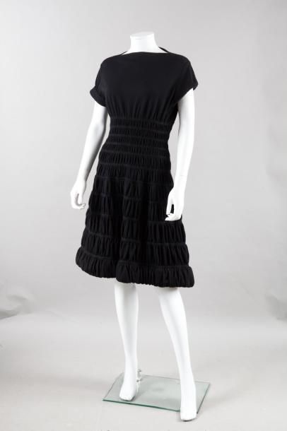 ALAÏA Robe en jersey de laine noire, encolure bateau, petites manches gansées de...