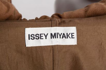 Issey MIYAKE Circa 1990 / 1995 Veste d'inspiration parachute à transformation en...