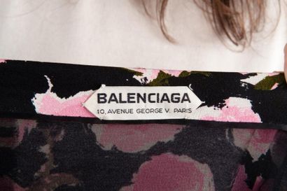 BALENCIAGA Robe en sergé batavia à motifs floraux stylisé rose sur fond noir, encolure...
