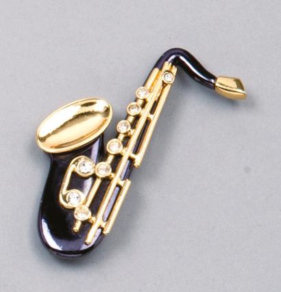 Yves Saint LAURENT Broche representant un saxophone en métal vernissé noir et métal...