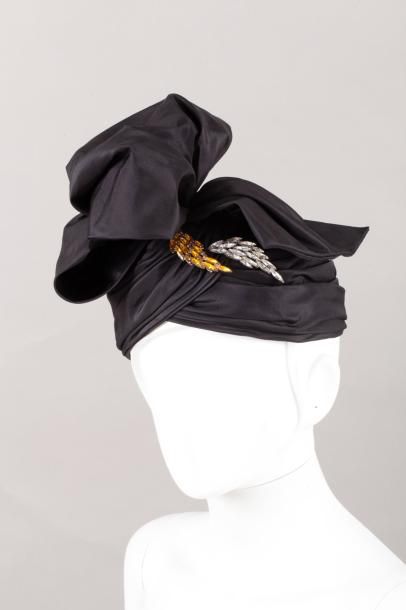 Yves SAINT LAURENT Haute Couture - Robert GOOSENS Circa 1971 Turban en faille de...