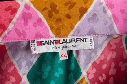 SAINT LAURENT RIVE GAUCHE CIRCA 1979 Robe "Arlequin" en soie façonnée à carreaux...