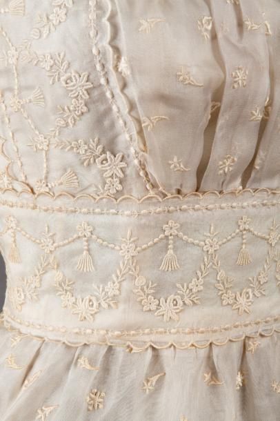 LANVIN - CASTILLO Partie de robe de bal en gazar blanc brodé de fleurettes et de...