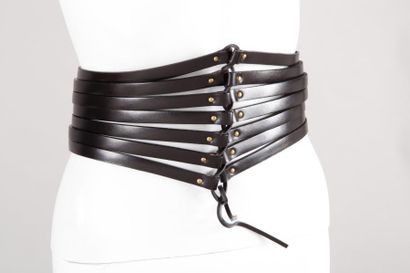ALAÏA Large ceinture corset sept rangs en cuir noir, importante boucle en métal doré.
Taille...