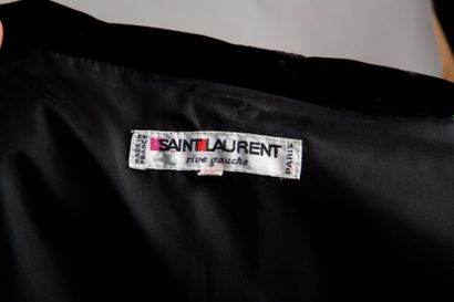 Yves SAINT LAURENT rive gauche circa 1980 Robe longue en velours et taffetas noir,...