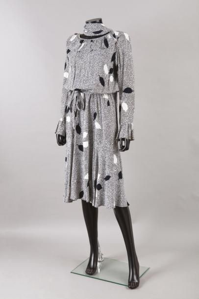 Yves SAINT LAURENT Circa 1968 / 1970 Robe en crèpe imprimée de feuillage blanc sur...