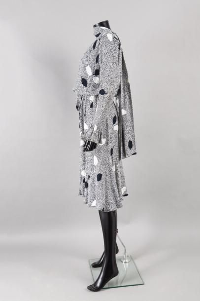 Yves SAINT LAURENT Circa 1968 / 1970 Robe en crèpe imprimée de feuillage blanc sur...