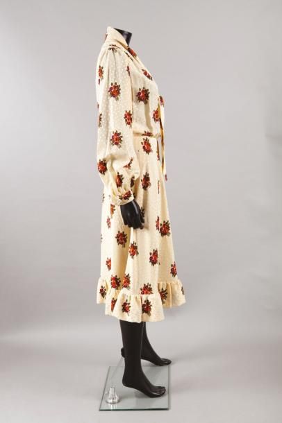 Yves SAINT LAURENT Robe en soie façonnée beige imprimée de bouquets floraux multicolores,...