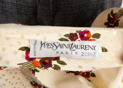 Yves SAINT LAURENT Robe en soie façonnée beige imprimée de bouquets floraux multicolores,...