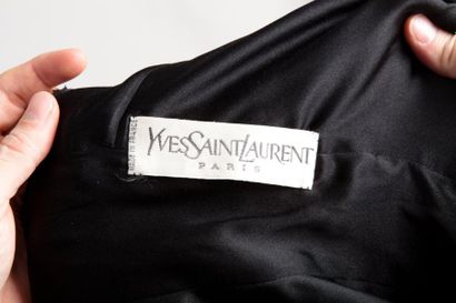 Yves SAINT LAURENT Automne- Hiver 1985
Robe du soir longue, haut en velours noir...