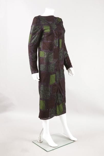 Mila SCHÖN circa 1970 Robe-manteau entièrement pailletée de perles de verre multicolore...