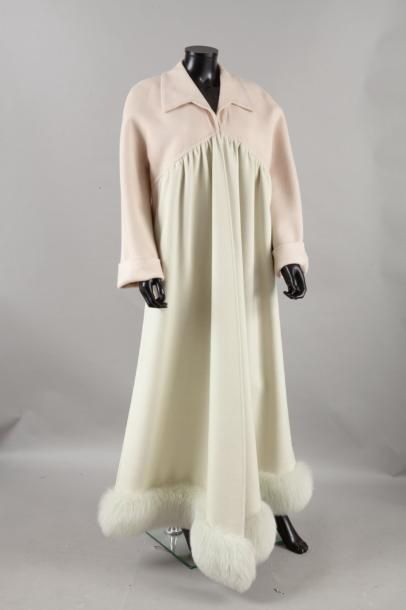 Mila SCHÖN Circa 1960 Manteau double face en lainage ivoire, petit col châle sur...