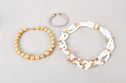 Anonyme, Kenneth LANE Lot de different bijoux dont un bracelet jonc ouvert en métal...