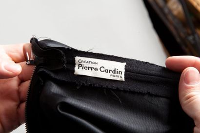 Création Pierre CARDIN Circa 1970's Robe de coktail en crêpe de soie noir sans manche,...