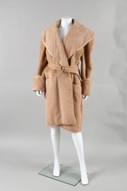 Idéal cuir pour Claude MONTANA circa 1980 Manteau en poil de chameau beige gansé...