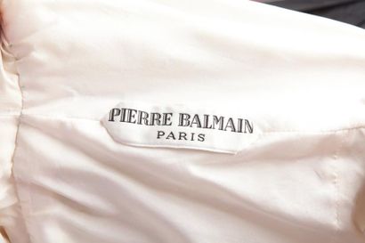 Pierre BALMAIN Robe longue en mousseline écru, haut brodé de perles d'imitation de...