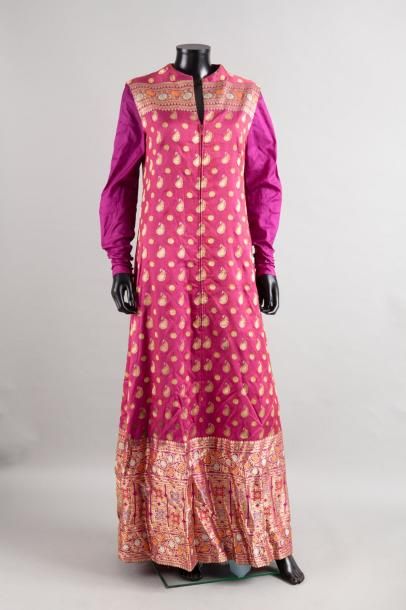 ANONYME Robe d'hotesse faite dans un sari de soie broché or sur fond fuchsia, encolure...