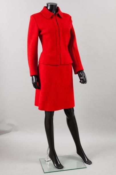 ALAïa circa 1990 
Tailleur en lainage bouilli rouge composé d'une veste à col claudine...