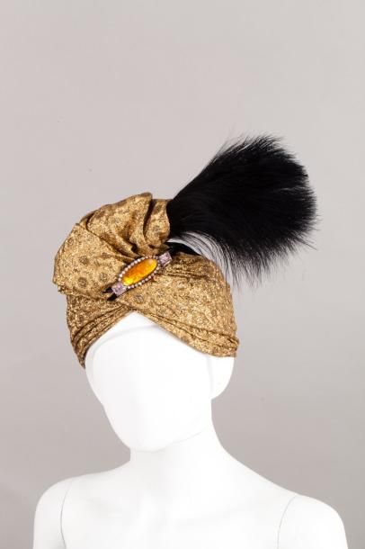 Yves SAINT LAURENT Haute Couture Circa 1981 Turban en broché or à motif floral entièrement...