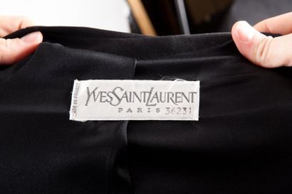 Yves SAINT LAURENT 
Tailleur en jersey de soie noir composé d'une veste de forme...