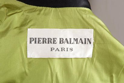 Pierre BALMAIN 
Tailleur en satin noir, veste à col châle sans boutonnage doublée...