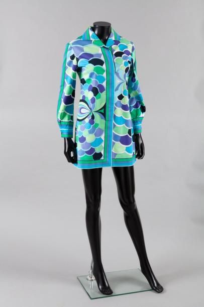 Emilio PUCCI Circa 1969 Mini robe de forme chemisier manches longues en coton imprimé...