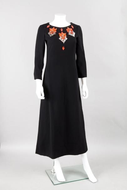 Anonyme circa 1968-1970 Robe longue en crêpe noir de formé évasée, encolure ronde,...