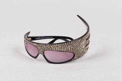 MIKLI Paris Paire de lunettes de soleil futuristes en bakélite noire réhaussée de...