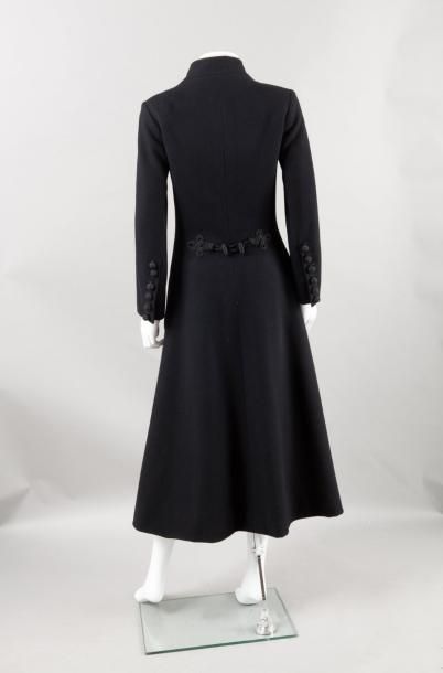 Yves SAINT LAURENT Collection RusseManteau long en drap noir, col droit,boutonnage...