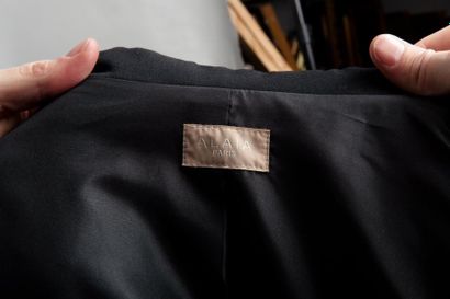ALAÏA Robe manteau faisant faux-deux-pièces noire, figurant une veste courte en grain...