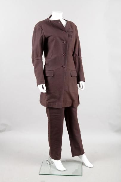 Issey MIYAKE circa 1990 Ensemble en lin marron composé d'une veste longue non doublée,...