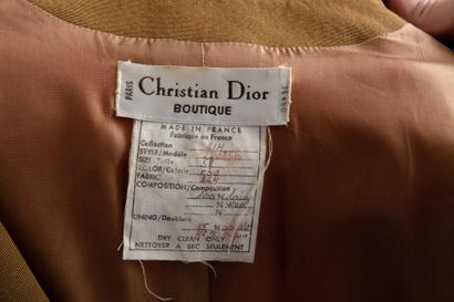 Christian DIOR boutique circa 1980 Lot composé d'une veste en lainage fucshia, col...