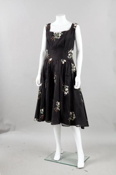 Anonyme circa 1950 Robe coktail en organza noir brodé d'un motif de bouquet, de rose...