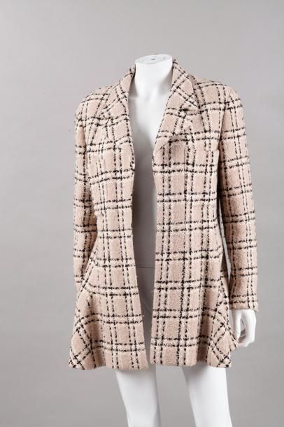 CHANEL boutique Veste en tweed bouclette dans les tons beiges, noirs, col cranté,...