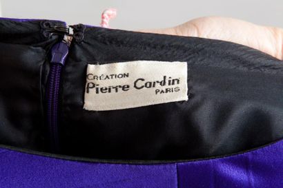 Création Pierre CARDIN Paris Circa 1990 Robe de coktail en satin de soie plissée...