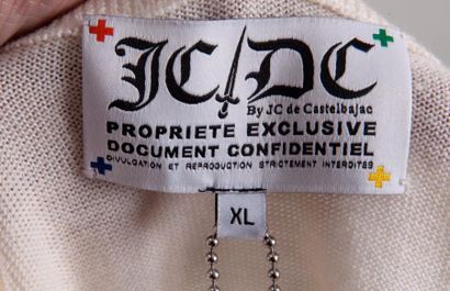 JCDC by JC de CASTELBAJAC Pull en 100 % laine ivoire orné du personnage "Grincheux"...
