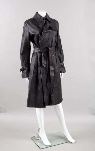 YOJHI YAMAMOTO + NOIR Trench coat en cuir agneau texturé noir, petit col à fermeture...