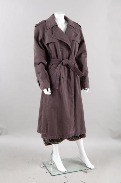 CHANEL Automne Hiver 2001
Trench coat en denim brun délavé, petit col, double boutonnage...