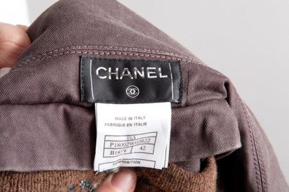 CHANEL Automne Hiver 2001
Trench coat en denim brun délavé, petit col, double boutonnage...