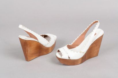 ALAÏA Paire de sandales peep-toes en cuir blanc sur plateformes en bois, slingback,...