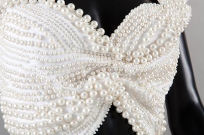 KRIZIA Circa 1980 Brassière en crêpe blanc entièrement rebrodée de perles d'imitation,...