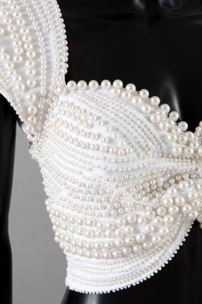 KRIZIA Circa 1980 Brassière en crêpe blanc entièrement rebrodée de perles d'imitation,...