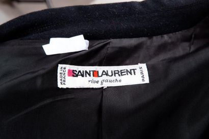 SAINT LAURENT rive gauche, Yves SAINT LAURENT 
Tailleur en drap noir composé d'une...