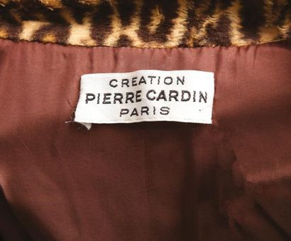 Création Pierre CARDIN circa 1970 Manteau zippé en fourrure synthétique façon panthère,...
