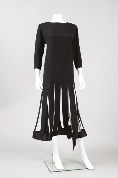 Pierre CARDIN Paris Circa 1960 Robe longue en crêpe noir, encolure bateau, manches...