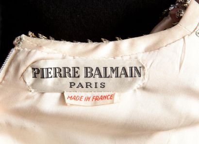 Pierre BALMAIN Paris n°137879 Printemps-été 1966
Robe de coktail en soie ivoire,...