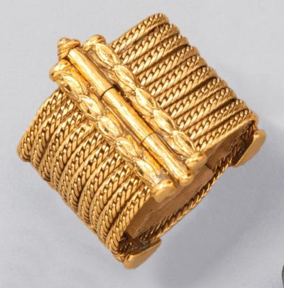 ANONYME Magnifique bracelet en métal doré composé de dix chaines retenues par des...
