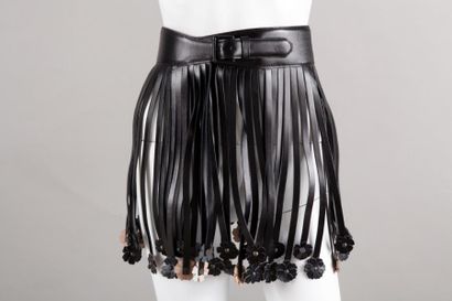 ALAÏA Ceinture corset en cuir noir ornée d'importantes franges réhaussées au bout...