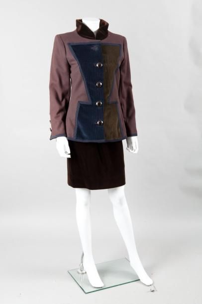 SAINT LAURENT Rive Gauche 
Tailleur composé d'une veste en drap de laine marron glacé...